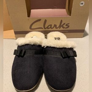 Clark’s black suede women’s slide in/open slippers sz 7M New in Box with no tags